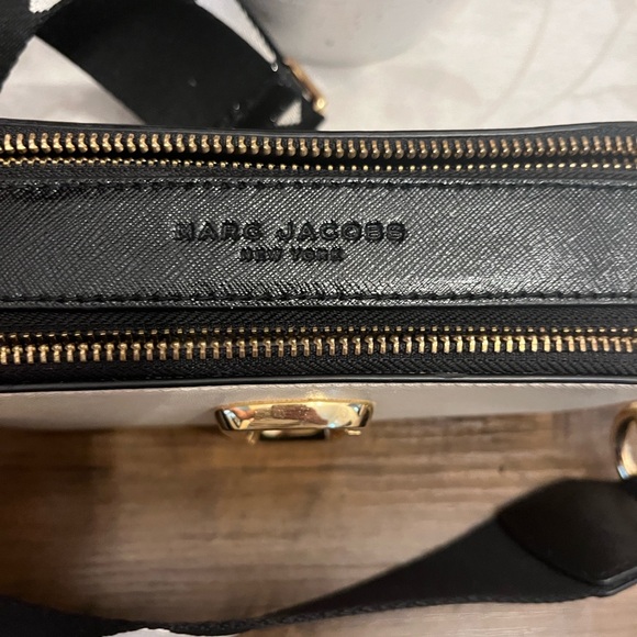 Marc Jacobs Cream Crossbody Bag with Gold Accents - Picture 4 of 16